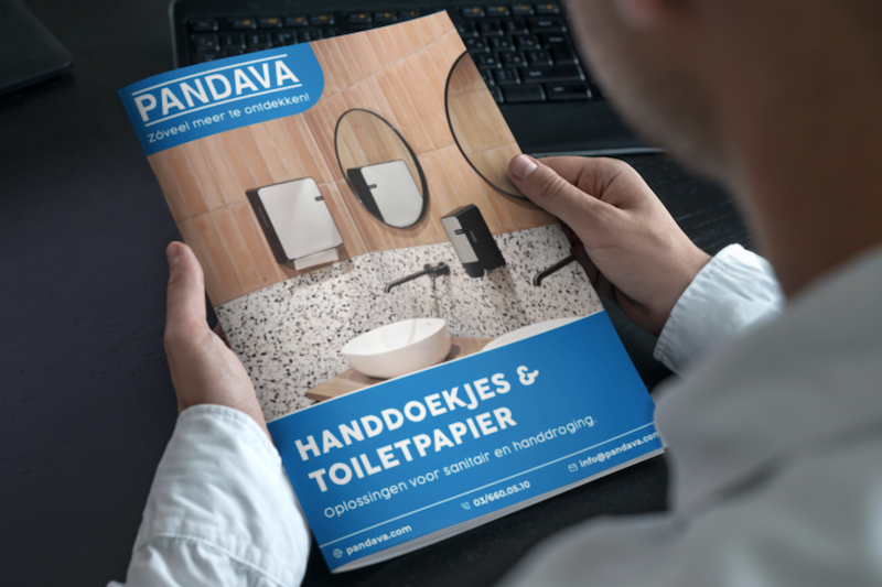 Pandava brochure in handen van lezer